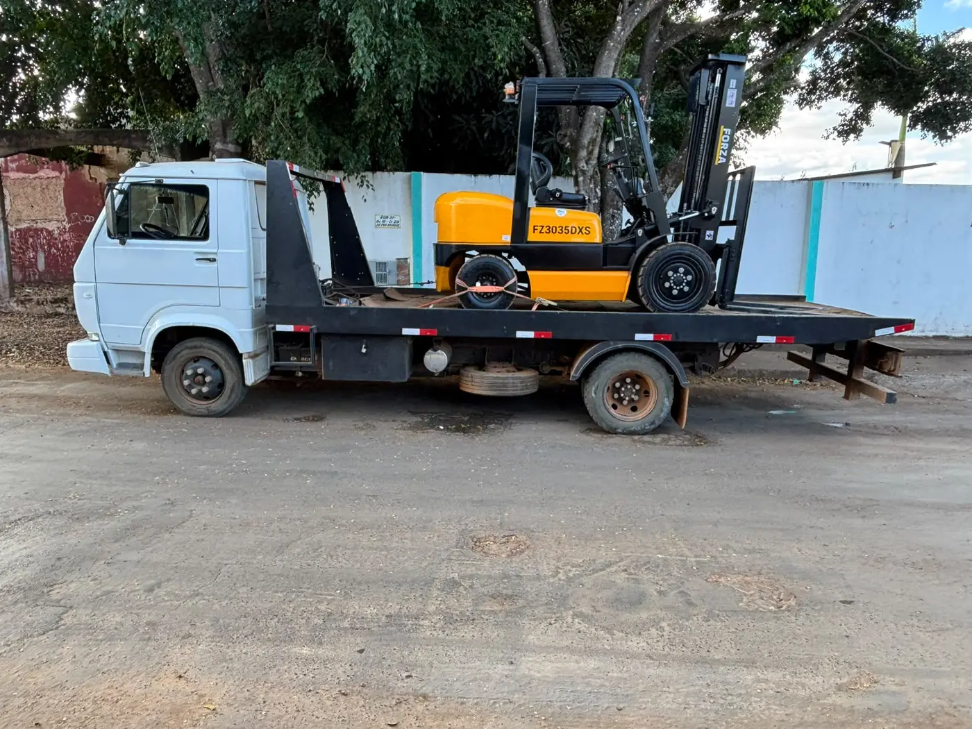 Reginaldo Guincho transportando empilhadeira