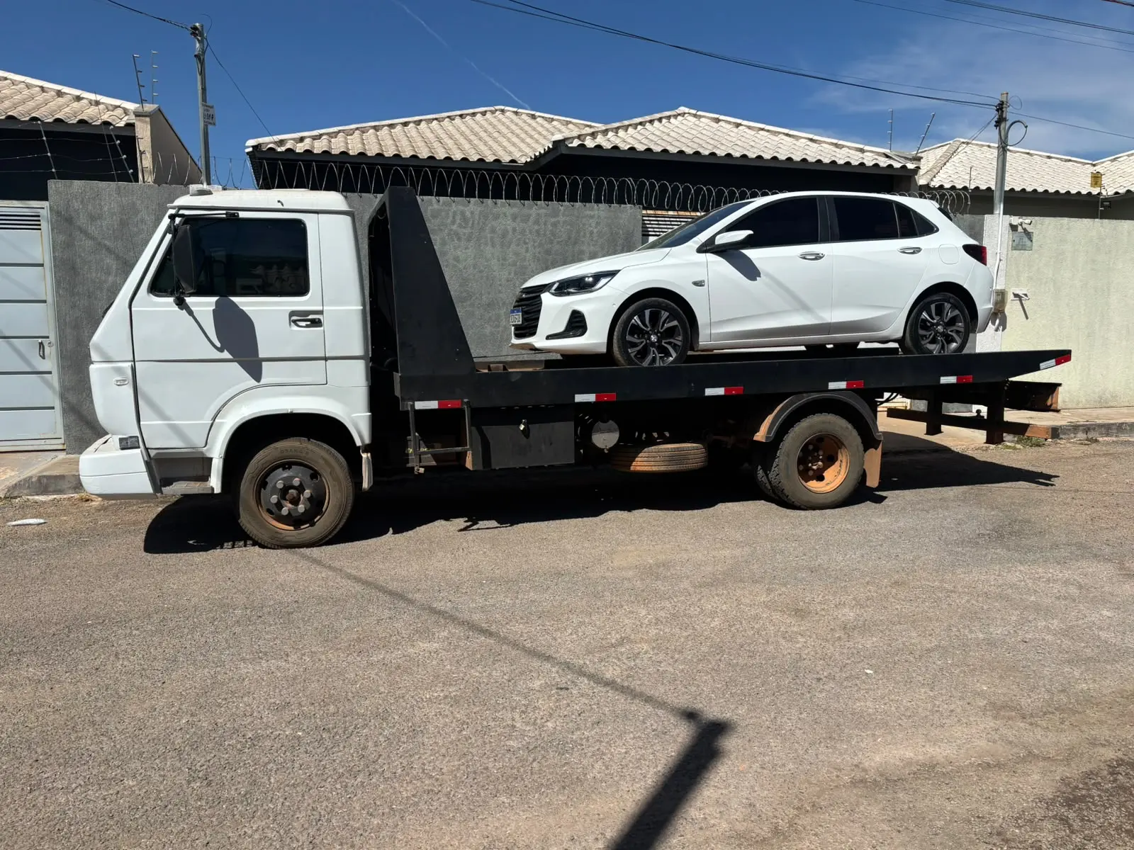 Caminhão plataforma transportando carro em Formosa Goiás