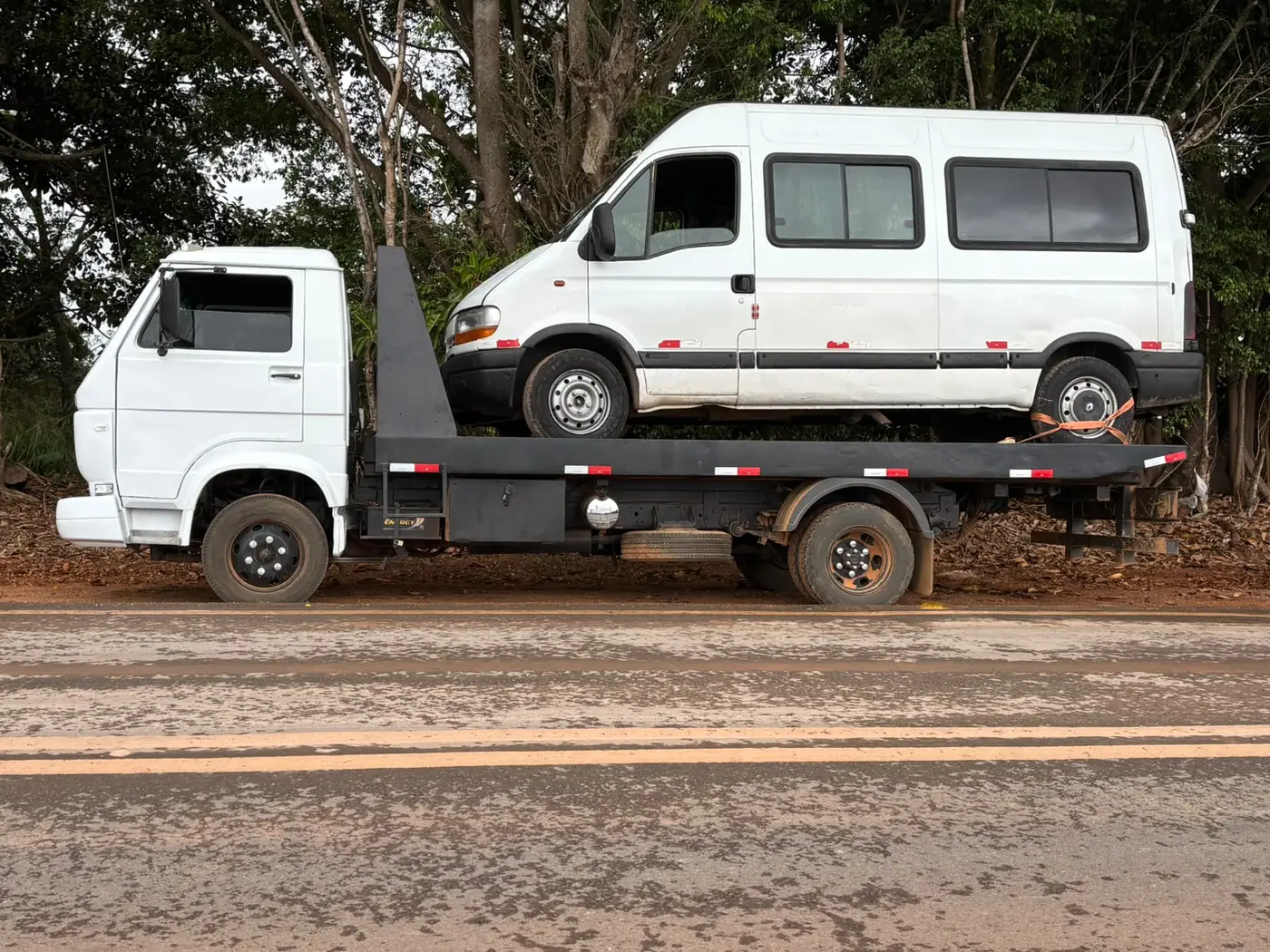 Reginaldo Guincho transportando van em caminhão plataforma